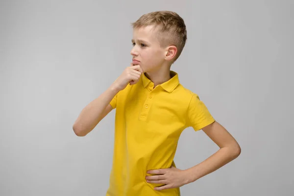 Lindo Niño Preadolescente Rubio Caucásico Camiseta Brillante Que Muestra Diferentes —  Fotos de Stock