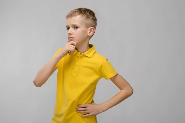 Lindo Niño Preadolescente Rubio Caucásico Camiseta Brillante Que Muestra Diferentes —  Fotos de Stock