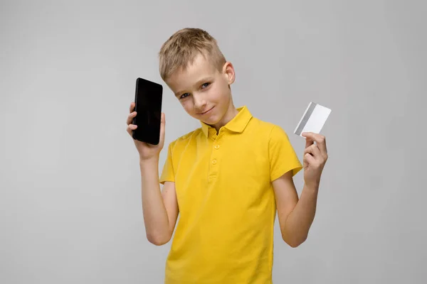 Lindo Niño Preadolescente Rubio Caucásico Camiseta Brillante Que Muestra Diferentes —  Fotos de Stock