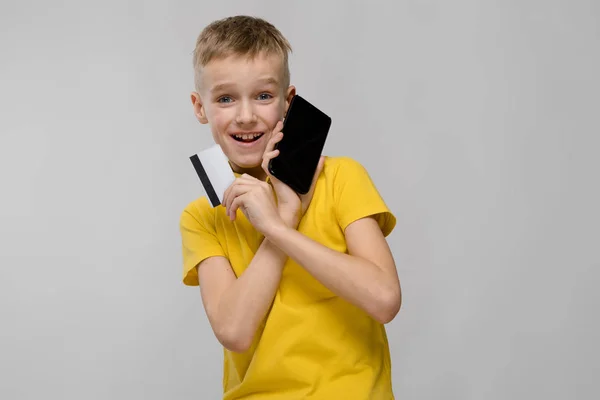 Bonito Loiro Caucasiano Preteen Menino Brilhante Shirt Mostrando Diferentes Expressões — Fotografia de Stock