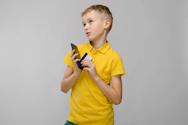 Carino Biondo Caucasico Preteen Ragazzo Luminoso Shirt Mostrando Diverse Espressioni — Foto Stock