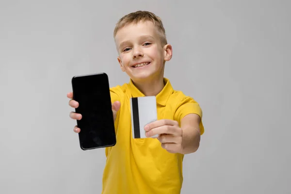 Lindo Niño Preadolescente Rubio Caucásico Camiseta Brillante Que Muestra Diferentes —  Fotos de Stock