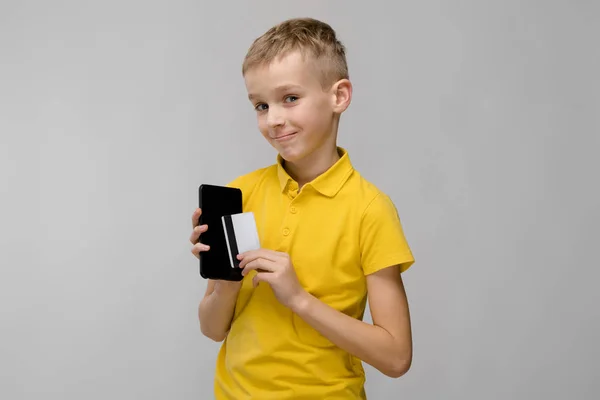 Lindo Niño Preadolescente Rubio Caucásico Camiseta Brillante Que Muestra Diferentes —  Fotos de Stock