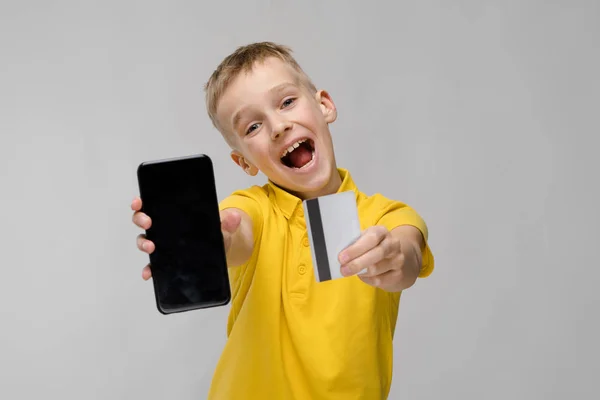 Lindo Niño Preadolescente Rubio Caucásico Camiseta Brillante Que Muestra Diferentes —  Fotos de Stock