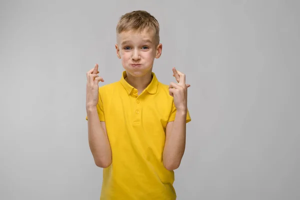 Lindo Chico Preadolescente Rubio Caucásico Camiseta Brillante Que Muestra Diferentes —  Fotos de Stock