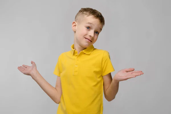 Χαριτωμένο Ξανθιά Καυκάσιος Preteen Αγόρι Φωτεινά Shirt Παρουσιάζοντας Διαφορετικές Εκφράσεις — Φωτογραφία Αρχείου