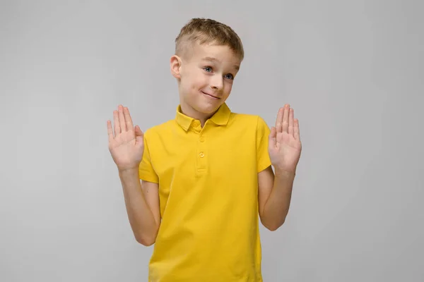 Lindo Niño Preadolescente Rubio Caucásico Camiseta Brillante Que Muestra Diferentes — Foto de Stock