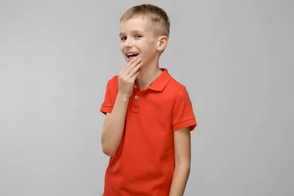 Lindo Niño Preadolescente Rubio Caucásico Camiseta Brillante Que Muestra Diferentes — Foto de Stock