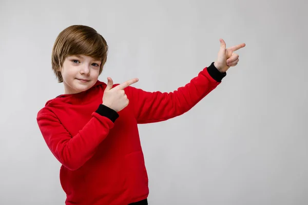 Niño Caucásico Preadolescente Agradable Traje Casual Que Muestra Diferentes Expresiones —  Fotos de Stock