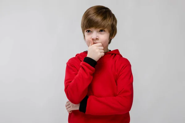 Netter Preteen Kaukasischer Junge Lässigem Outfit Der Verschiedene Ausdrücke Einer — Stockfoto
