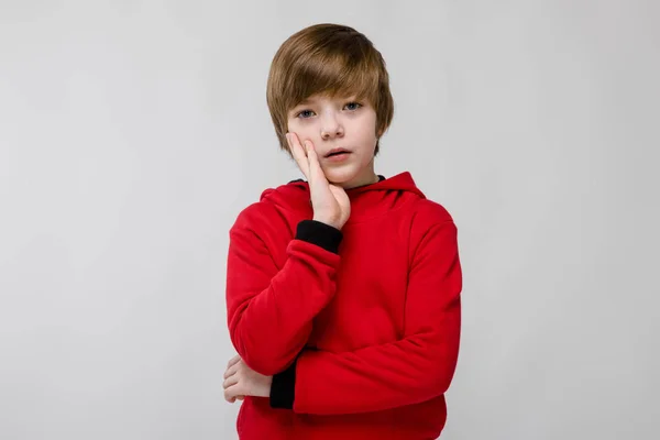 Bom Menino Caucasiano Pré Adolescente Roupa Casual Mostrando Expressões Diferentes — Fotografia de Stock