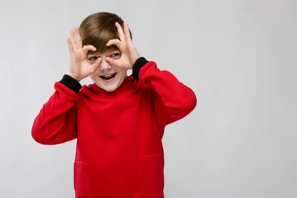 Bonito Niño Caucásico Preadolescente Traje Casual Que Muestra Diferentes Expresiones — Foto de Stock