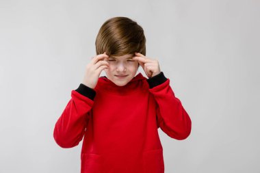 İyi preteen beyaz çocuk Studio beyaz duvar üzerinde farklı ifadeler gösterilen gündelik kıyafeti.