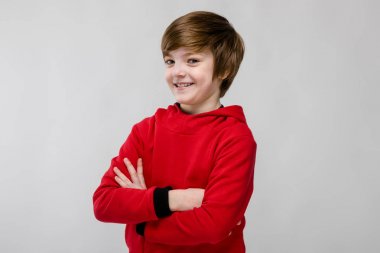 İyi preteen beyaz çocuk Studio beyaz duvar üzerinde farklı ifadeler gösterilen gündelik kıyafeti.