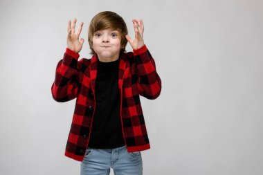 İyi preteen beyaz çocuk Studio beyaz duvar üzerinde farklı ifadeler gösterilen gündelik kıyafeti.