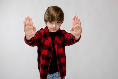 İyi preteen beyaz çocuk Studio beyaz duvar üzerinde farklı ifadeler gösterilen gündelik kıyafeti.
