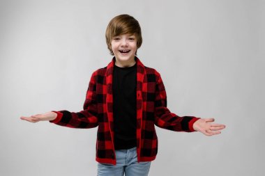Gündelik kıyafeti Studio beyaz duvar üzerinde farklı ifadeler gösterilen iyi preteen beyaz çocuk. Ellerini yukarı atma.