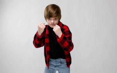 İyi preteen beyaz çocuk Studio beyaz duvar üzerinde farklı ifadeler gösterilen gündelik kıyafeti.