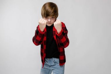 İyi preteen beyaz çocuk Studio beyaz duvar üzerinde farklı ifadeler gösterilen gündelik kıyafeti.