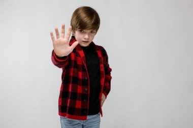 İyi preteen beyaz çocuk Studio beyaz duvar üzerinde farklı ifadeler gösterilen gündelik kıyafeti.