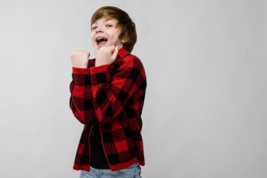 İyi preteen beyaz çocuk Studio beyaz duvar üzerinde farklı ifadeler gösterilen gündelik kıyafeti.