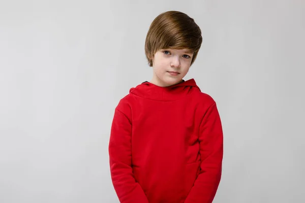尼斯青春期白种男孩在休闲装显示不同的表现在白色墙壁在演播室 — 图库照片