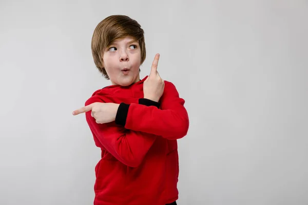 Netter Preteen Kaukasischer Junge Lässigem Outfit Der Verschiedene Ausdrücke Einer — Stockfoto