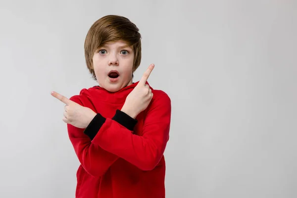 Bom Menino Caucasiano Pré Adolescente Roupa Casual Mostrando Expressões Diferentes — Fotografia de Stock