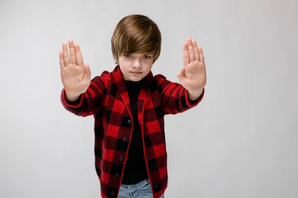 Bonito Niño Caucásico Preadolescente Traje Casual Que Muestra Diferentes Expresiones — Foto de Stock