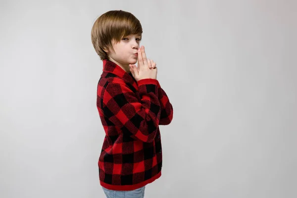 Netter Preteen Kaukasischer Junge Lässigem Outfit Der Verschiedene Ausdrücke Einer — Stockfoto