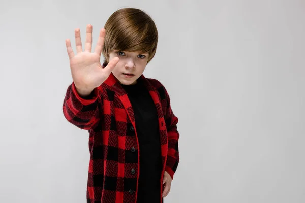 Bonito Niño Caucásico Preadolescente Traje Casual Que Muestra Diferentes Expresiones — Foto de Stock