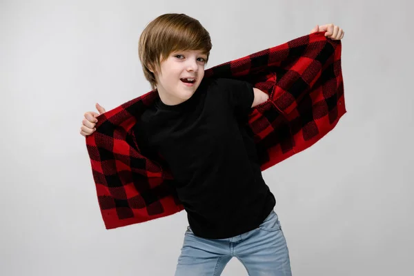 Trevlig Preteen Kaukasiska Pojke Casual Outfit Sträcker Sin Rutiga Skjorta — Stockfoto