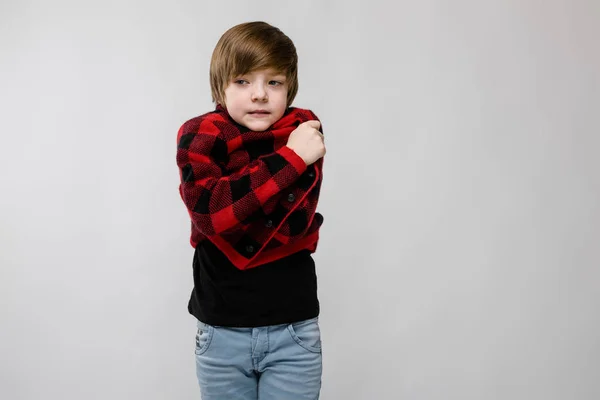 Niño Caucásico Preadolescente Agradable Traje Casual Estirando Camisa Cuadros Mostrando —  Fotos de Stock