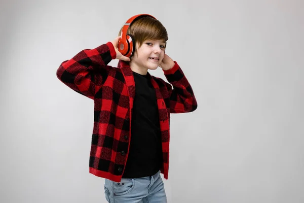 Netter Preteen Kaukasischer Junge Lässigem Outfit Der Musik Roten Kopfhörern — Stockfoto