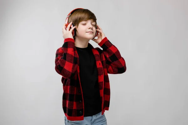 Хороший Дев Ятнадцятирічний Хлопчик Повсякденному Вбранні Слухає Музику Червоних Навушниках — стокове фото