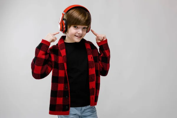 Bom Menino Caucasiano Pré Adolescente Roupa Casual Ouvindo Música Fones — Fotografia de Stock