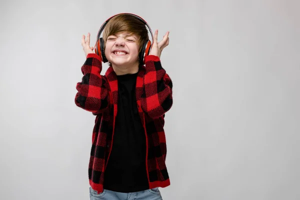 Nice Preteen Caucasian Boy Casual Outfit Listening Music Red Headphones — Stock Photo, Image