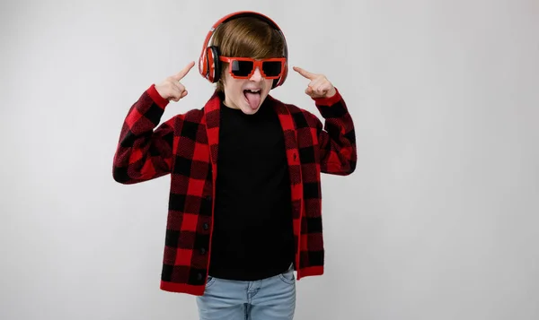 Niño Caucásico Preadolescente Agradable Traje Casual Auriculares Rojos Gafas Sol — Foto de Stock