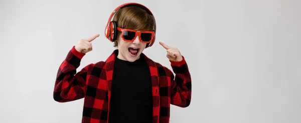 Niño Caucásico Preadolescente Agradable Traje Casual Auriculares Rojos Gafas Sol —  Fotos de Stock