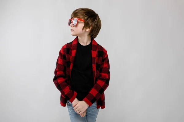 Mooi Preteen Blanke Jongen Casual Outfit Poseren Met Verschillende Uitdrukkingen — Stockfoto