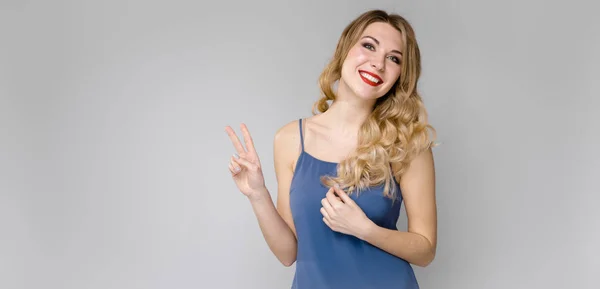 Mulher Loira Caucasiana Jovem Atraente Roupa Casual Mostrando Expressões Diferentes — Fotografia de Stock