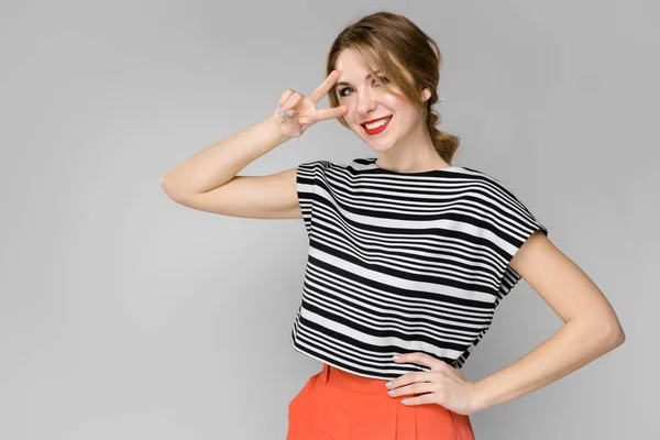 Attraktive Junge Kaukasische Blonde Frau Lässigem Outfit Mit Verschiedenen Ausdrucksformen — Stockfoto