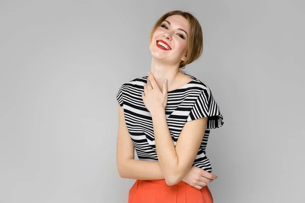 Aantrekkelijke Jonge Kaukasische Blonde Vrouw Casual Outfit Tonen Verschillende Uitdrukkingen — Stockfoto