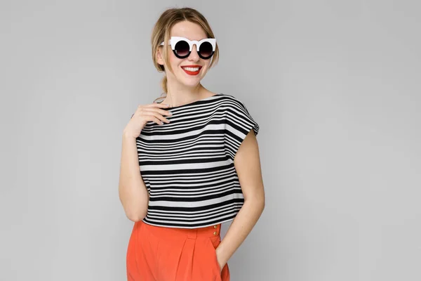 Mulher Loira Caucasiana Jovem Atraente Roupa Casual Óculos Sol Mostrando — Fotografia de Stock