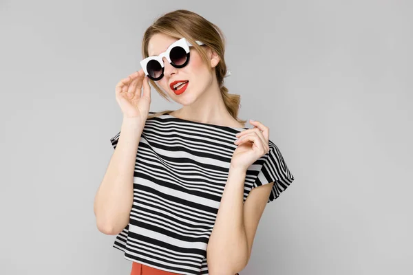 Atrakcyjna Młoda Kobieta Blond Kaukaski Dorywczo Strój Okulary Przeciwsłoneczne Pokazując — Zdjęcie stockowe
