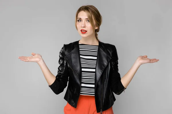 Atractiva Joven Mujer Rubia Caucásica Traje Casual Mostrando Diferentes Expresiones — Foto de Stock