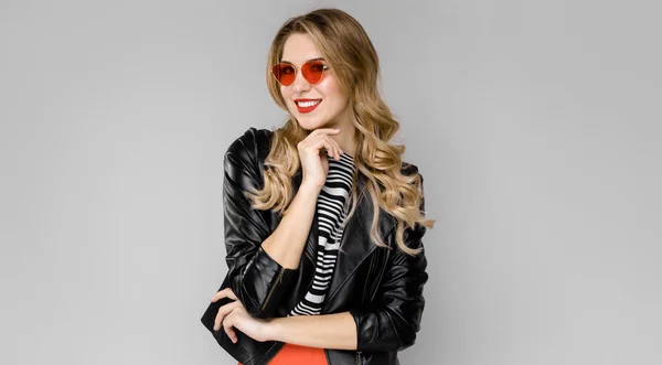 Atraktivní Mladá Kavkazské Blond Žena Koženou Bundu Červené Brýle Zobrazující — Stock fotografie
