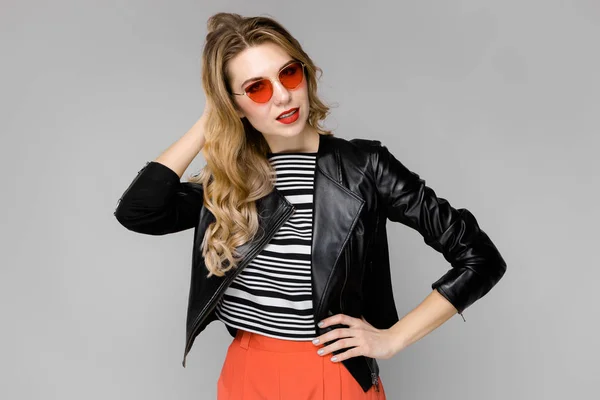 Jolie Jeune Femme Blonde Caucasienne Veste Cuir Lunettes Soleil Rouges — Photo