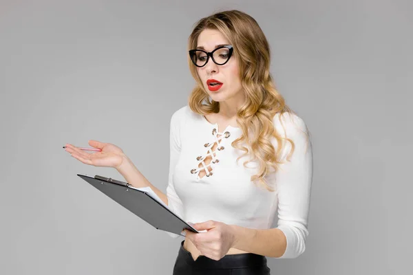 Ελκυστική Νεαρή Γυναίκα Καυκάσιος Ξανθά Απλό Ντύσιμο Ποζάρει Γυαλιά Και — Φωτογραφία Αρχείου