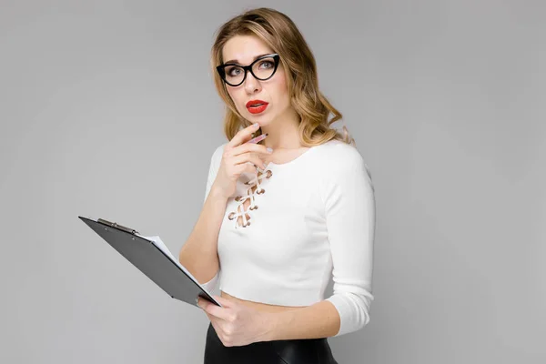 Ελκυστική Νεαρή Γυναίκα Καυκάσιος Ξανθά Απλό Ντύσιμο Ποζάρει Γυαλιά Και — Φωτογραφία Αρχείου